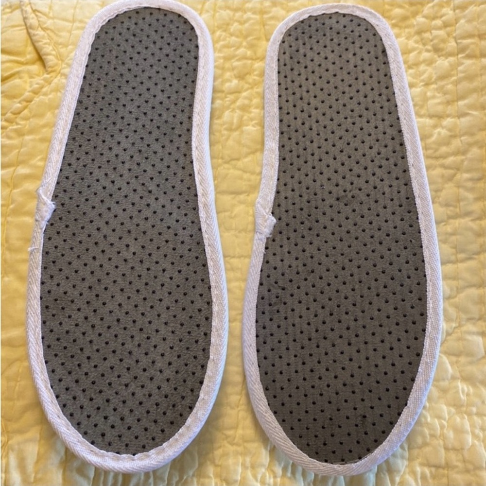 Frette 2 Pair White Plush Slippers - Picture 4 of 6